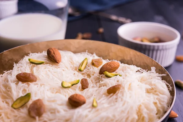 Hint tatlı sutarfeni veya sutar feni veya firni veya seviyan veya parçalanmış, laccha, lapa lapa-pirinç-pamuk helva, oluşturmak için erimiş şeker ile harmanlanmış ghee içinde kavrulmuş un fıstık ve badem ile tepesinde