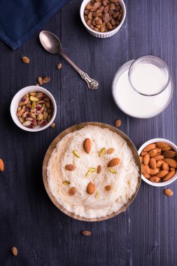 Hint tatlı sutarfeni veya sutar feni veya firni veya seviyan veya parçalanmış, laccha, lapa lapa-pirinç-pamuk helva, oluşturmak için erimiş şeker ile harmanlanmış ghee içinde kavrulmuş un fıstık ve badem ile tepesinde