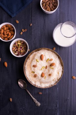 Hint tatlı sutarfeni veya sutar feni veya firni veya seviyan veya parçalanmış, laccha, lapa lapa-pirinç-pamuk helva, oluşturmak için erimiş şeker ile harmanlanmış ghee içinde kavrulmuş un fıstık ve badem ile tepesinde