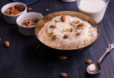 Hint tatlı sutarfeni veya sutar feni veya firni veya seviyan veya parçalanmış, laccha, lapa lapa-pirinç-pamuk helva, oluşturmak için erimiş şeker ile harmanlanmış ghee içinde kavrulmuş un fıstık ve badem ile tepesinde