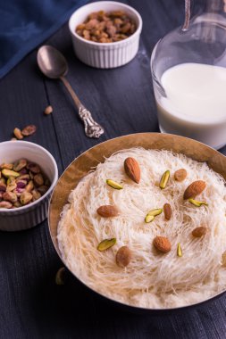 Hint tatlı sutarfeni veya sutar feni veya firni veya seviyan veya parçalanmış, laccha, lapa lapa-pirinç-pamuk helva, oluşturmak için erimiş şeker ile harmanlanmış ghee içinde kavrulmuş un fıstık ve badem ile tepesinde