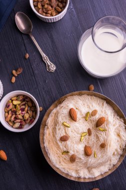 Hint tatlı sutarfeni veya sutar feni veya firni veya seviyan veya parçalanmış, laccha, lapa lapa-pirinç-pamuk helva, oluşturmak için erimiş şeker ile harmanlanmış ghee içinde kavrulmuş un fıstık ve badem ile tepesinde