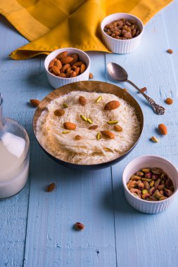 Hint tatlı sutarfeni veya sutar feni veya firni veya seviyan veya parçalanmış, laccha, lapa lapa-pirinç-pamuk helva, oluşturmak için erimiş şeker ile harmanlanmış ghee içinde kavrulmuş un fıstık ve badem ile tepesinde