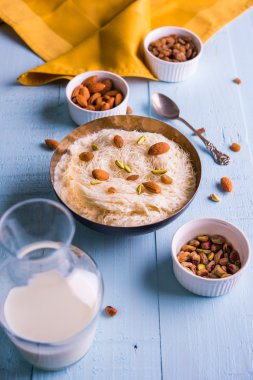 Hint tatlı sutarfeni veya sutar feni veya firni veya seviyan veya parçalanmış, laccha, lapa lapa-pirinç-pamuk helva, oluşturmak için erimiş şeker ile harmanlanmış ghee içinde kavrulmuş un fıstık ve badem ile tepesinde