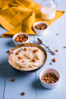 Hint tatlı sutarfeni veya sutar feni veya firni veya seviyan veya parçalanmış, laccha, lapa lapa-pirinç-pamuk helva, oluşturmak için erimiş şeker ile harmanlanmış ghee içinde kavrulmuş un fıstık ve badem ile tepesinde