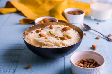 Hint tatlı sutarfeni veya sutar feni veya firni veya seviyan veya parçalanmış, laccha, lapa lapa-pirinç-pamuk helva, oluşturmak için erimiş şeker ile harmanlanmış ghee içinde kavrulmuş un fıstık ve badem ile tepesinde