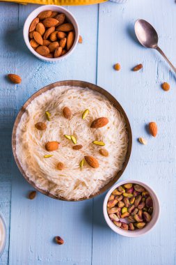 Hint tatlı sutarfeni veya sutar feni veya firni veya seviyan veya parçalanmış, laccha, lapa lapa-pirinç-pamuk helva, oluşturmak için erimiş şeker ile harmanlanmış ghee içinde kavrulmuş un fıstık ve badem ile tepesinde