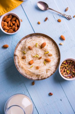 Hint tatlı sutarfeni veya sutar feni veya firni veya seviyan veya parçalanmış, laccha, lapa lapa-pirinç-pamuk helva, oluşturmak için erimiş şeker ile harmanlanmış ghee içinde kavrulmuş un fıstık ve badem ile tepesinde