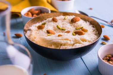 Hint tatlı sutarfeni veya sutar feni veya firni veya seviyan veya parçalanmış, laccha, lapa lapa-pirinç-pamuk helva, oluşturmak için erimiş şeker ile harmanlanmış ghee içinde kavrulmuş un fıstık ve badem ile tepesinde