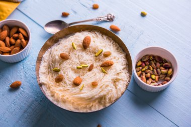 Hint tatlı sutarfeni veya sutar feni veya firni veya seviyan veya parçalanmış, laccha, lapa lapa-pirinç-pamuk helva, oluşturmak için erimiş şeker ile harmanlanmış ghee içinde kavrulmuş un fıstık ve badem ile tepesinde