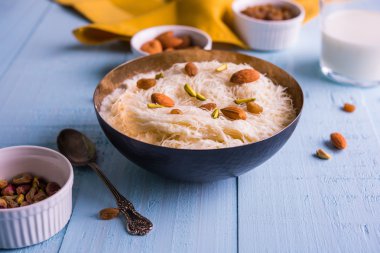 Hint tatlı sutarfeni veya sutar feni veya firni veya seviyan veya parçalanmış, laccha, lapa lapa-pirinç-pamuk helva, oluşturmak için erimiş şeker ile harmanlanmış ghee içinde kavrulmuş un fıstık ve badem ile tepesinde