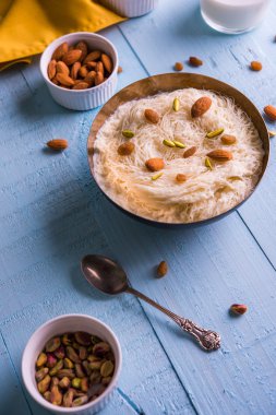 Hint tatlı sutarfeni veya sutar feni veya firni veya seviyan veya parçalanmış, laccha, lapa lapa-pirinç-pamuk helva, oluşturmak için erimiş şeker ile harmanlanmış ghee içinde kavrulmuş un fıstık ve badem ile tepesinde