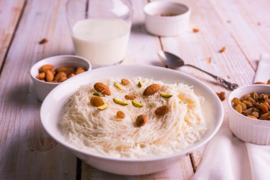 Hint tatlı sutarfeni veya sutar feni veya firni veya seviyan veya parçalanmış, laccha, lapa lapa-pirinç-pamuk helva, oluşturmak için erimiş şeker ile harmanlanmış ghee içinde kavrulmuş un fıstık ve badem ile tepesinde