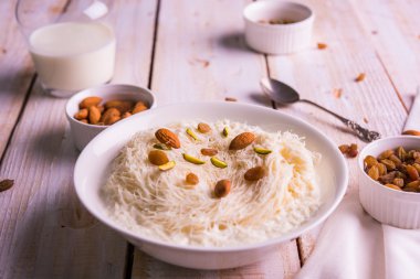 Hint tatlı sutarfeni veya sutar feni veya firni veya seviyan veya parçalanmış, laccha, lapa lapa-pirinç-pamuk helva, oluşturmak için erimiş şeker ile harmanlanmış ghee içinde kavrulmuş un fıstık ve badem ile tepesinde