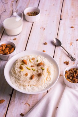 Hint tatlı sutarfeni veya sutar feni veya firni veya seviyan veya parçalanmış, laccha, lapa lapa-pirinç-pamuk helva, oluşturmak için erimiş şeker ile harmanlanmış ghee içinde kavrulmuş un fıstık ve badem ile tepesinde