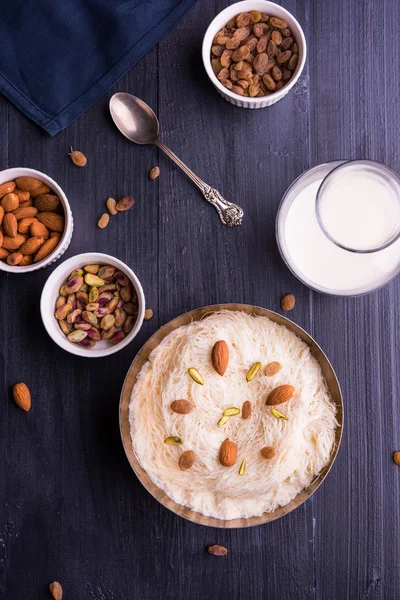 Hint tatlı sutarfeni veya sutar feni veya firni veya seviyan veya parçalanmış, laccha, lapa lapa-pirinç-pamuk helva, oluşturmak için erimiş şeker ile harmanlanmış ghee içinde kavrulmuş un fıstık ve badem ile tepesinde