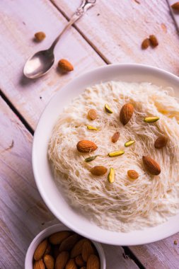 Hint tatlı sutarfeni veya sutar feni veya firni veya seviyan veya parçalanmış, laccha, lapa lapa-pirinç-pamuk helva, oluşturmak için erimiş şeker ile harmanlanmış ghee içinde kavrulmuş un fıstık ve badem ile tepesinde