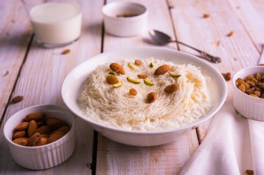 Hint tatlı sutarfeni veya sutar feni veya firni veya seviyan veya parçalanmış, laccha, lapa lapa-pirinç-pamuk helva, oluşturmak için erimiş şeker ile harmanlanmış ghee içinde kavrulmuş un fıstık ve badem ile tepesinde