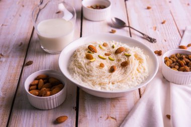 Hint tatlı sutarfeni veya sutar feni veya firni veya seviyan veya parçalanmış, laccha, lapa lapa-pirinç-pamuk helva, oluşturmak için erimiş şeker ile harmanlanmış ghee içinde kavrulmuş un fıstık ve badem ile tepesinde