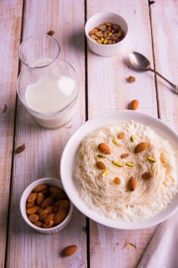 Hint tatlı sutarfeni veya sutar feni veya firni veya seviyan veya parçalanmış, laccha, lapa lapa-pirinç-pamuk helva, oluşturmak için erimiş şeker ile harmanlanmış ghee içinde kavrulmuş un fıstık ve badem ile tepesinde