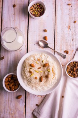 Hint tatlı sutarfeni veya sutar feni veya firni veya seviyan veya parçalanmış, laccha, lapa lapa-pirinç-pamuk helva, oluşturmak için erimiş şeker ile harmanlanmış ghee içinde kavrulmuş un fıstık ve badem ile tepesinde