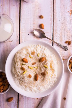 Hint tatlı sutarfeni veya sutar feni veya firni veya seviyan veya parçalanmış, laccha, lapa lapa-pirinç-pamuk helva, oluşturmak için erimiş şeker ile harmanlanmış ghee içinde kavrulmuş un fıstık ve badem ile tepesinde