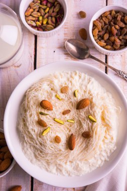 Hint tatlı sutarfeni veya sutar feni veya firni veya seviyan veya parçalanmış, laccha, lapa lapa-pirinç-pamuk helva, oluşturmak için erimiş şeker ile harmanlanmış ghee içinde kavrulmuş un fıstık ve badem ile tepesinde