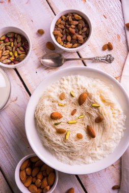 Hint tatlı sutarfeni veya sutar feni veya firni veya seviyan veya parçalanmış, laccha, lapa lapa-pirinç-pamuk helva, oluşturmak için erimiş şeker ile harmanlanmış ghee içinde kavrulmuş un fıstık ve badem ile tepesinde