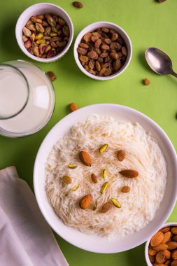 Hint tatlı sutarfeni veya sutar feni veya firni veya seviyan veya parçalanmış, laccha, lapa lapa-pirinç-pamuk helva, oluşturmak için erimiş şeker ile harmanlanmış ghee içinde kavrulmuş un fıstık ve badem ile tepesinde