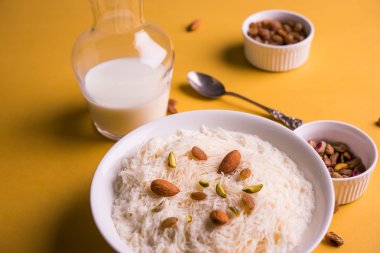 Hint tatlı sutarfeni veya sutar feni veya firni veya seviyan veya parçalanmış, laccha, lapa lapa-pirinç-pamuk helva, oluşturmak için erimiş şeker ile harmanlanmış ghee içinde kavrulmuş un fıstık ve badem ile tepesinde