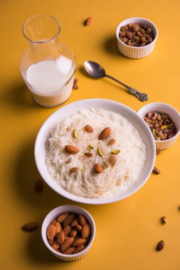 Hint tatlı sutarfeni veya sutar feni veya firni veya seviyan veya parçalanmış, laccha, lapa lapa-pirinç-pamuk helva, oluşturmak için erimiş şeker ile harmanlanmış ghee içinde kavrulmuş un fıstık ve badem ile tepesinde