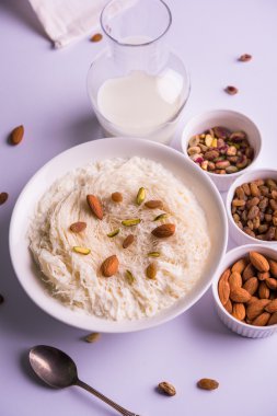 Hint tatlı sutarfeni veya sutar feni veya firni veya seviyan veya parçalanmış, laccha, lapa lapa-pirinç-pamuk helva, oluşturmak için erimiş şeker ile harmanlanmış ghee içinde kavrulmuş un fıstık ve badem ile tepesinde