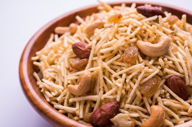 Hint derin kızarmış falahari chivda veya chiwada veya upwas chivada veya kuru meyve, navaratri favori açlık reciepe veya herhangi bir hindu vrat Hindistan ile patates chivada