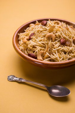 Hint derin kızarmış falahari chivda veya chiwada veya upwas chivada veya kuru meyve, navaratri favori açlık reciepe veya herhangi bir hindu vrat Hindistan ile patates chivada