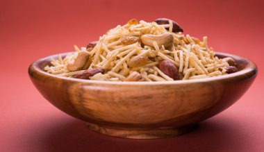 Hint derin kızarmış falahari chivda veya chiwada veya upwas chivada veya kuru meyve, navaratri favori açlık reciepe veya herhangi bir hindu vrat Hindistan ile patates chivada