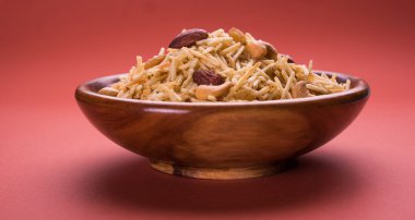 Hint derin kızarmış falahari chivda veya chiwada veya upwas chivada veya kuru meyve, navaratri favori açlık reciepe veya herhangi bir hindu vrat Hindistan ile patates chivada