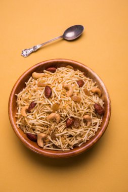 Hint derin kızarmış falahari chivda veya chiwada veya upwas chivada veya kuru meyve, navaratri favori açlık reciepe veya herhangi bir hindu vrat Hindistan ile patates chivada