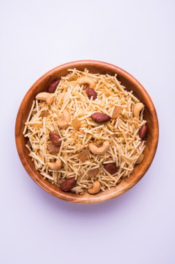 Hint derin kızarmış falahari chivda veya chiwada veya upwas chivada veya kuru meyve, navaratri favori açlık reciepe veya herhangi bir hindu vrat Hindistan ile patates chivada