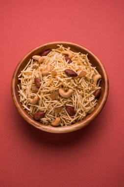 Hint derin kızarmış falahari chivda veya chiwada veya upwas chivada veya kuru meyve, navaratri favori açlık reciepe veya herhangi bir hindu vrat Hindistan ile patates chivada