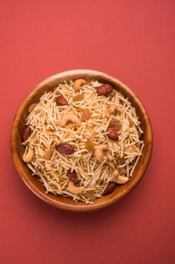 Hint derin kızarmış falahari chivda veya chiwada veya upwas chivada veya kuru meyve, navaratri favori açlık reciepe veya herhangi bir hindu vrat Hindistan ile patates chivada