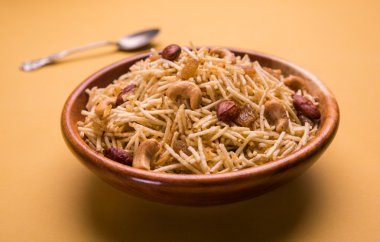 Hint derin kızarmış falahari chivda veya chiwada veya upwas chivada veya kuru meyve, navaratri favori açlık reciepe veya herhangi bir hindu vrat Hindistan ile patates chivada