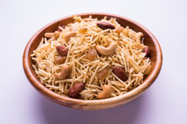 Hint derin kızarmış falahari chivda veya chiwada veya upwas chivada veya kuru meyve, navaratri favori açlık reciepe veya herhangi bir hindu vrat Hindistan ile patates chivada