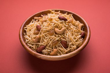 Hint derin kızarmış falahari chivda veya chiwada veya upwas chivada veya kuru meyve, navaratri favori açlık reciepe veya herhangi bir hindu vrat Hindistan ile patates chivada