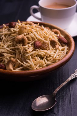 Hint derin kızarmış falahari chivda veya chiwada veya upwas chivada veya kuru meyve, navaratri favori açlık reciepe veya herhangi bir hindu vrat Hindistan ile patates chivada