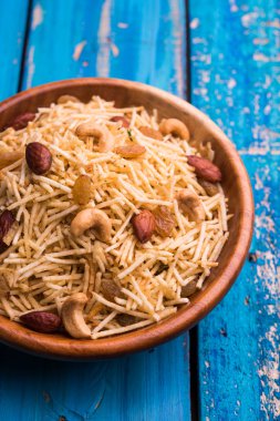 Hint derin kızarmış falahari chivda veya chiwada veya upwas chivada veya kuru meyve, navaratri favori açlık reciepe veya herhangi bir hindu vrat Hindistan ile patates chivada