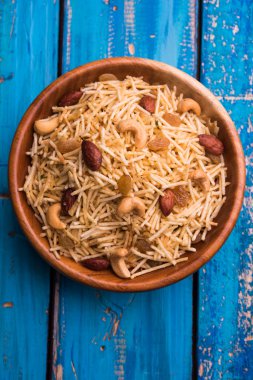 Hint derin kızarmış falahari chivda veya chiwada veya upwas chivada veya kuru meyve, navaratri favori açlık reciepe veya herhangi bir hindu vrat Hindistan ile patates chivada