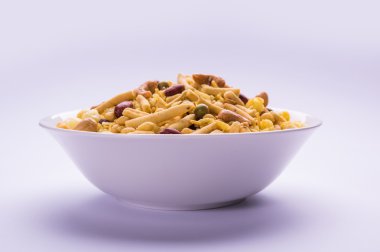 Farsan veya chivada veya chakna sıcak çay ile Hint ünlü aperatif olarak