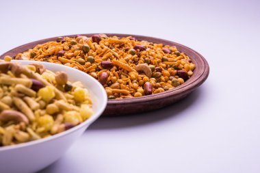 Farsan veya chivada veya chakna sıcak çay ile Hint ünlü aperatif olarak