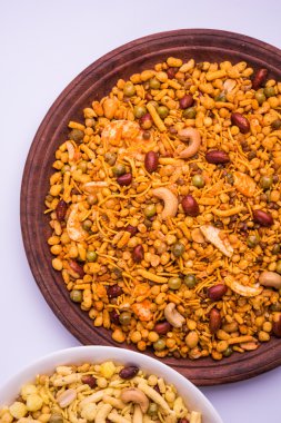 Farsan veya chivada veya chakna sıcak çay ile Hint ünlü aperatif olarak