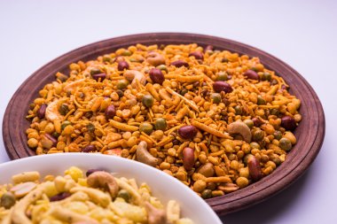 Farsan veya chivada veya chakna sıcak çay ile Hint ünlü aperatif olarak